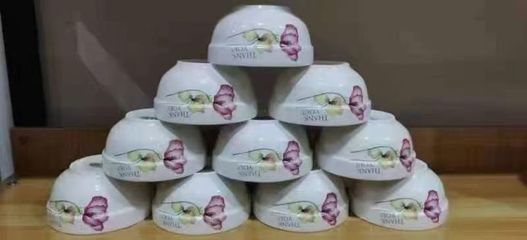 精品陶瓷餐具與多元銷售模式 地攤經濟的創新之路